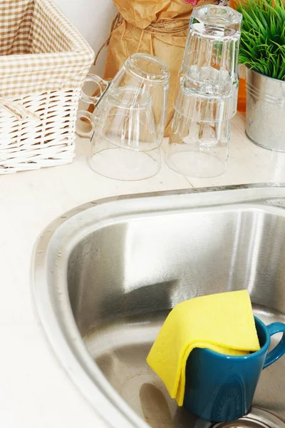 Küche Hausarbeit Blaue Teetasse Spülbecken — Stockfoto