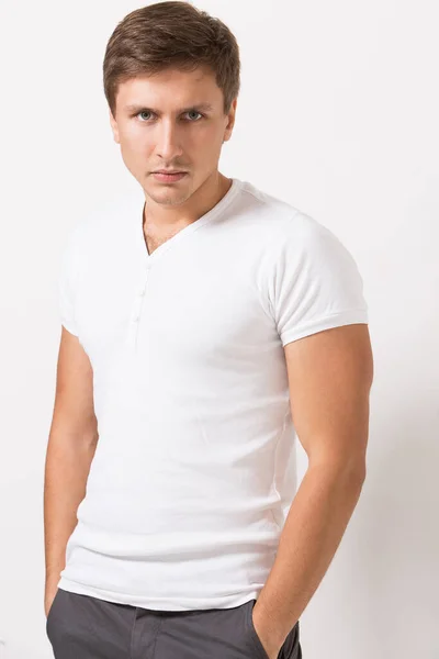 Πορτρέτο Ενός Όμορφου Άνδρα Λευκό Μπλουζάκι Που Ποζάρει Πάνω Από — Φωτογραφία Αρχείου