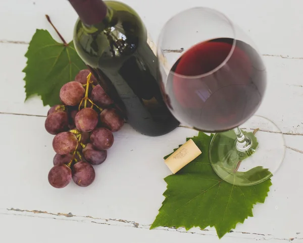 Bicchiere Vino Rosso Con Uva Tavolo Legno — Foto Stock