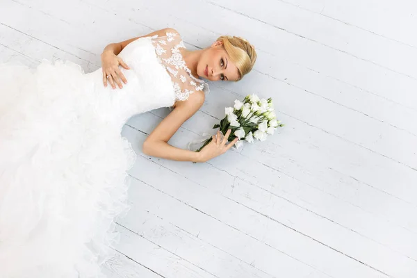 結婚式 美しい花束と魅力的な花嫁 — ストック写真