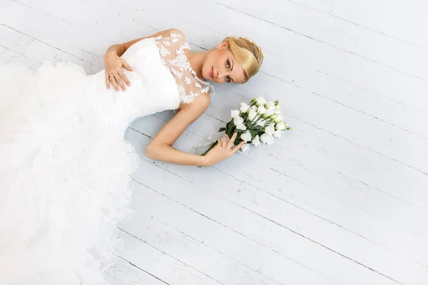 Boda Atractiva Novia Con Hermoso Ramo — Foto de Stock