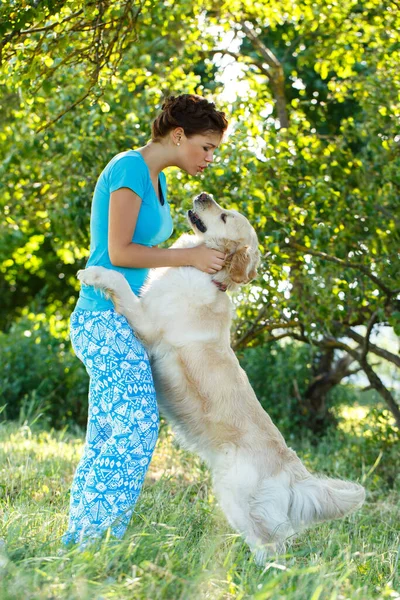 Menina Bonito Vestido Azul Com Cão Adorável — Fotografia de Stock