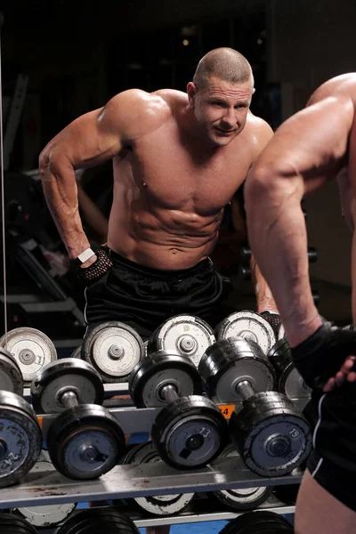 Schöner Muskulöser Mann Trainiert Und Posiert Fitnessstudio — Stockfoto