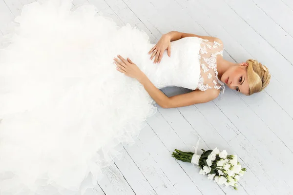Bröllop Attraktiv Brud Med Vacker Bukett — Stockfoto