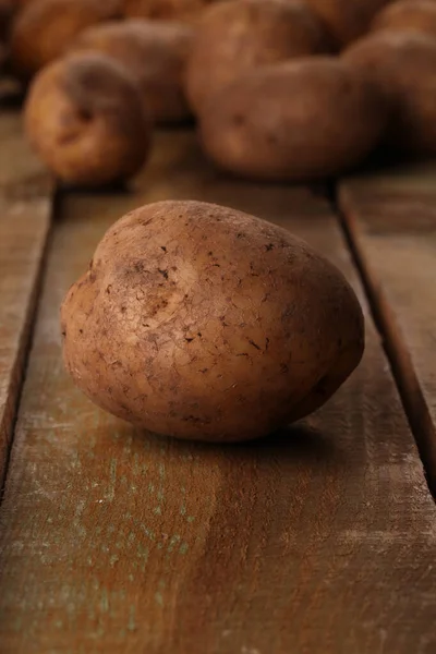 Świeże Ziemniaki Bez Skórki Drewnianych Biurkach — Zdjęcie stockowe