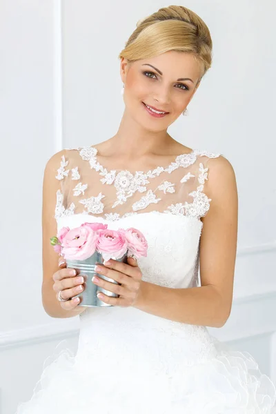 Mariage Jolie Mariée Tenant Pot Avec Belles Roses — Photo