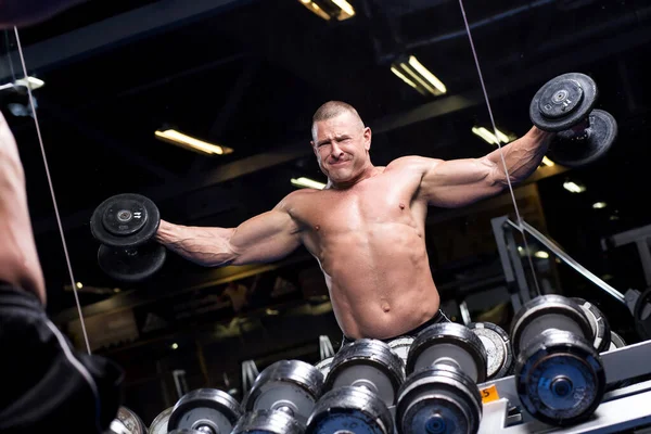 Schöner Muskulöser Mann Trainiert Fitnessstudio — Stockfoto