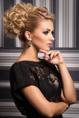 Bilinmeyen sırları olan tatlı ve çekici bir kadın.