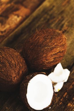 Tahta bir masada hindistan cevizi