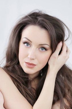 Beyaz arka planda güzel bir kadın.