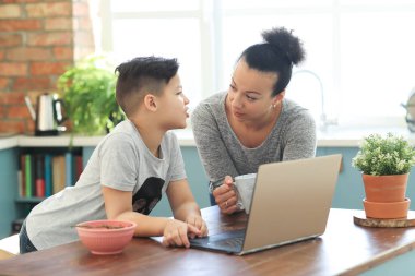 Evde oğlu olan sevgi dolu bir anne.