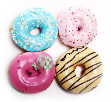 Renkli ve lezzetli donutsover beyaz arka plan