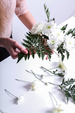 Yumuşak tenli bir kadın buket yapıyor