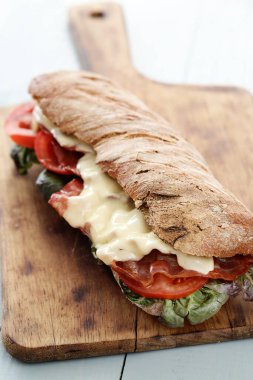 Lezzetli, peynirli uzun sandviç.