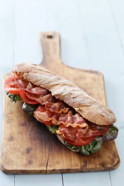 Lezzetli, uzun pastırmalı sandviç.