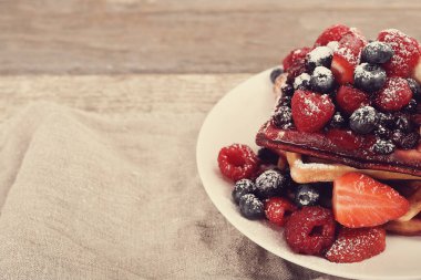 Yiyecekler. Meyveli lezzetli waffle.