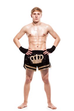 Beyaz baqckground 'a izole edilmiş şortlu genç yakışıklı dövüşçü.