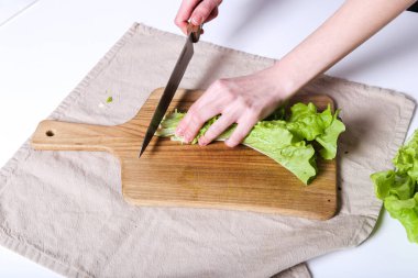 Mutfak, yemek. Mutfakta yemek pişiren kadın.