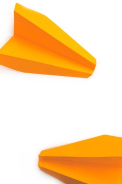 Seyahat et. Beyaz zemin üzerinde kağıt uçaklar