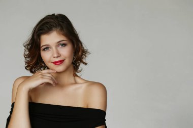 Gece elbisesi ve kırmızı rujlu güzel kız.