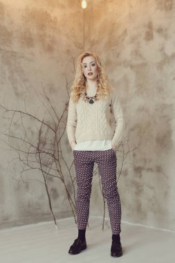 Sarışın, güzel bir kadın.