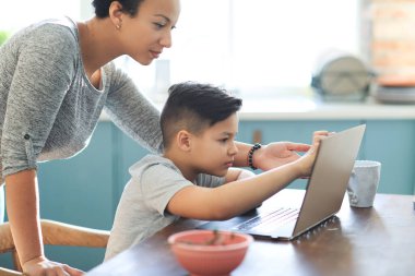 Evde oğlu olan sevgi dolu bir anne.