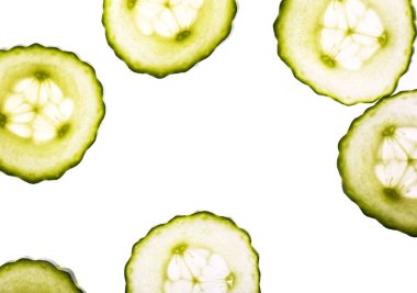 Beyaz arkaplanda yeşil salatalık