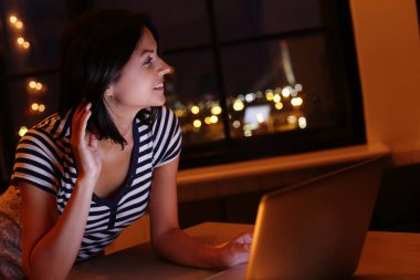 - Harika. Geceleri bilgisayar başında bir kadın.