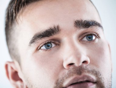 Güzel gözlü yakışıklı bir adam closeup portresi