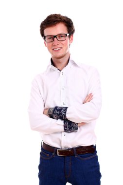 Beyaz arka plan üzerinde gözlüklü genç mutlu adam portresi