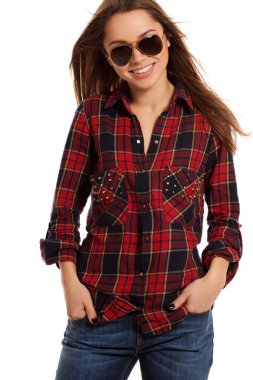 Kare gömlekli ve güneş gözlüklü çekici bir kadın.