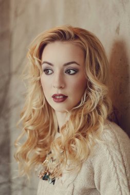 Sarışın, güzel bir kadın.