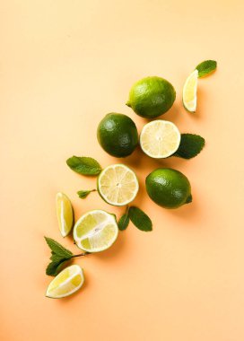 Citrus, ekşi. Masada limon var.