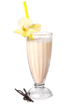 Beyaz arka planda muzlu milkshake.