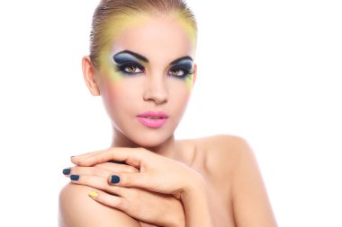 Beyaz arka plan üzerinde renkli makyaj ile güzel bir kadın