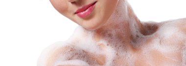 Sabun köpüğü, çamaşır, beyaz arka planda bir kadın.