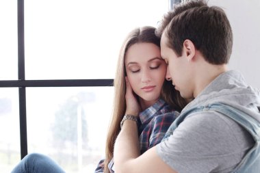 Aşk, ilişki. Pencerenin yanında güzel bir çift