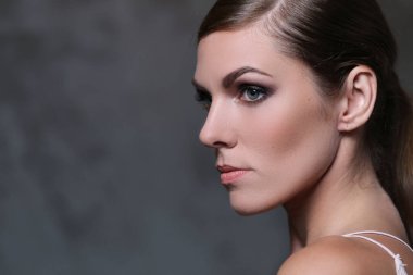 Yakın planda güzel bir kadının yüzü.