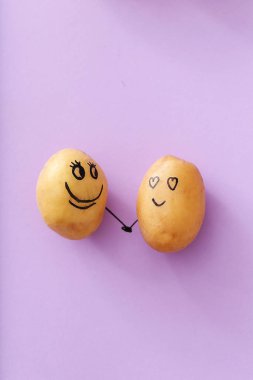 - Sanat. Mor arka planda komik bir patates