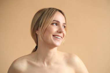 Güzellik ve spa. Yumuşak deri kadınla