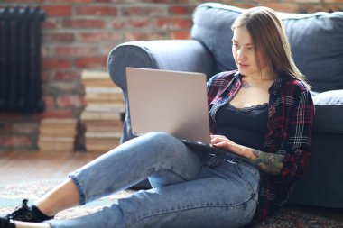 Çalışma ve eğitim. Dizüstü bilgisayar ile kız ev ödevi yok