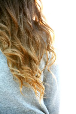 Dışarda poz veren kadın portresi