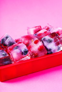 Doğal, organik, kendi kendini yetiştirmiş. Donmuş meyveler 