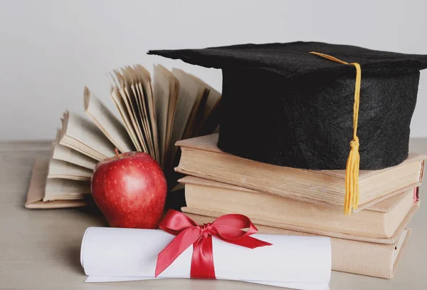 Graduación Sombrero Académico Cuadrado Con Libros — Foto de Stock