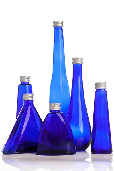 白色背景上的蓝色小瓶子 — 图库照片