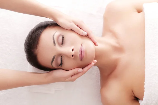 Kaplıca salonundaki güzel kadın