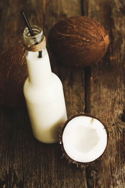 Leite Coco Uma Mesa Madeira — Fotografia de Stock