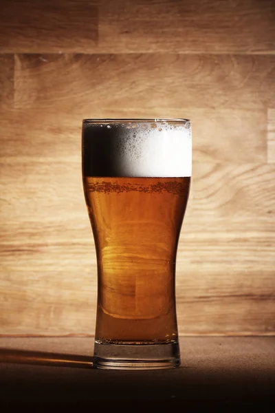 Glas Kaltes Bier Über Der Holzoberfläche — Stockfoto