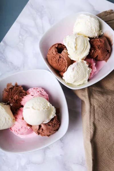 Eingefroren Leckeres Eis Auf Dem Tisch — Stockfoto