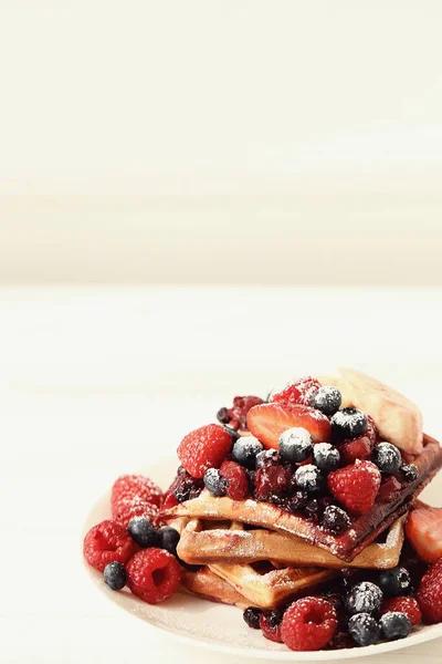 Comida Delicioso Waffle Com Bagas — Fotografia de Stock